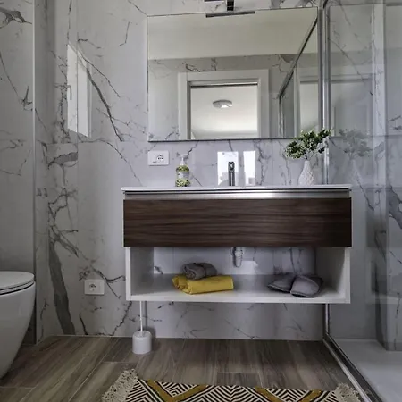 Modern Comfort With A View And Terrace *